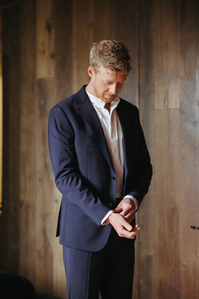 groom getting ready before elopement in cdmx
