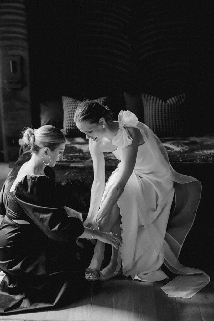 bride getting ready before elopement in cdmx