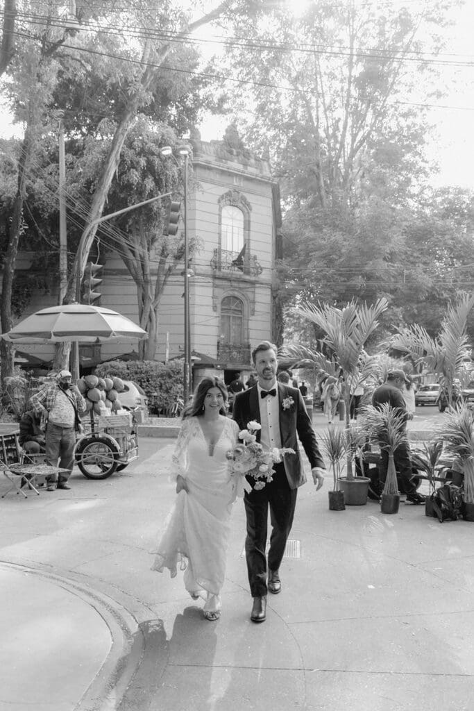 couple eloping in mexico city street